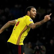 Troy Deeney visar långfingret för Chelseafansen efter sitt straffmål.