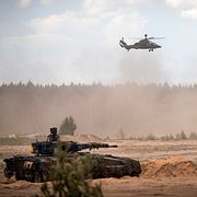 Eurocopters och och en tysk stridsvagn under en militärövning i Litauen 2024.