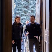 Sanna Marin och Volodymyr Zelenskyj. AP