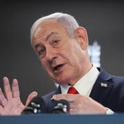 Israels premiärminister Benjamin Netanyahu vid en pressträff under söndagen.