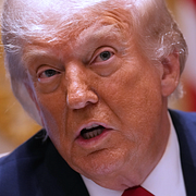 En ebolapatient bärs på bår i Kongo-Kinshasa / Donald Trump
