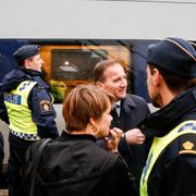 Stefan Löfven besöker gränskontrollen vid Hyllie station.