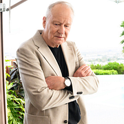 Stellan Skarsgård och Parisa Liljestrand (M).