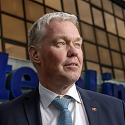 Stena Bulks vd Erik Hånell, till vänster, beklagar att fartyg som ägts av Stena-sfären nu ingår i den ryska skuggflottan. Till höger syns ett ryskt fraktfartyg passera genom Öresund i oktober 2025.