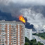 Svart rök stiger från ett oljeraffinaderi som träffats i utkanten av Moskva på torsdagen.
