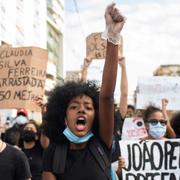 Black lives matter-protest i Sao Goncalo efter att en 14-årig pojke dödats i en polisräd, 2020.