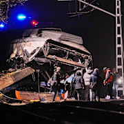 En person dog efter att ett pendeltåg krockade med en mur utanför Barcelona. 