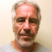 Jeffrey Epstein och lägenheten på Avenue Foch i Paris. Fastigheten, belägen på en av stadens mest exklusiva adresser, såldes för omkring 10 miljoner euro för tre år sedan. 