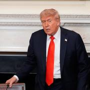 Justitieminister Pam Bondi och Donald Trump, arkivbild från 5 juni. 