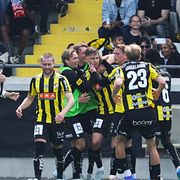 Häckens Adrian Svanbäck blir omkramad efter sitt mål till 3-2.
