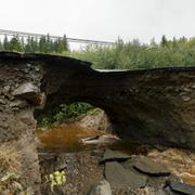 Väg 90 mellan Bollstabruk och Sollefteå har rasat samman efter skyfall. 