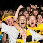 Spelare och supportrar. 