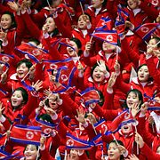 Nordkoreanska supportrar jublar under herrarnas 1 500 meter vid vinter-OS i Gangneung, Sydkorea, 2018.
