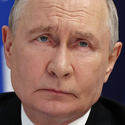 Till vänster: Vladimir Putin. Till höger: En ukrainsk drönare.