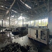 Bilder från lagerlokalen som förstördes som publicerats av Röda Korset i ett pressmeddelande.