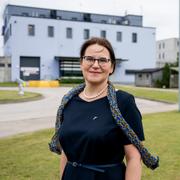 Estlands justitieminister Liisa-Ly Pakosta framför fängelset i Tartu.