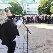 Författaren och journalisten Lisa Bjurwald under en manifestation mot rasism utanför domkyrkan i Göteborg.