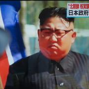 En man ser ett tv-porgram om Nordkoreas ledare Kim Jong-Un i Tokyo. Arkivbild.