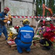 Leksaker och blommor på platsen där en rysk attack  dödade 31 civila, däribland fem barn, i Kiev förra veckan.