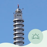 Alex Honnold på toppen av skyskrapan efter nattens klättring.