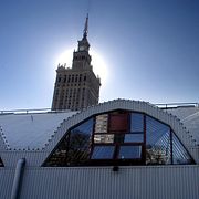  Ny och gammal arkitektur i Warszawa. Saluhallar av korrugerad plåt på Defiladplatsen. Skymmer stalinistisk arkitektur som Kulturpalatset. Bild från 2003.