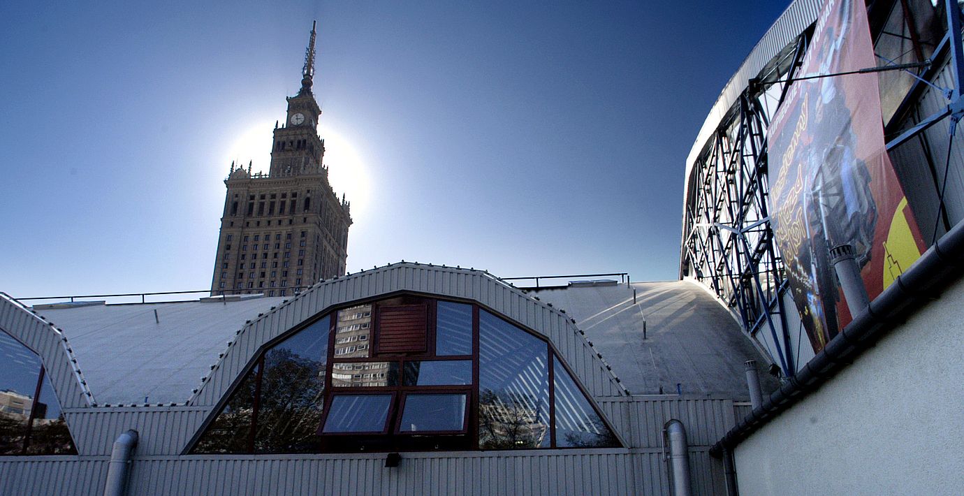  Ny och gammal arkitektur i Warszawa. Saluhallar av korrugerad plåt på Defiladplatsen. Skymmer stalinistisk arkitektur som Kulturpalatset. Bild från 2003.