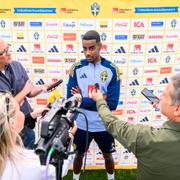 Alexander Isak intervjuas i samband med den pågående landslagssamlingen. 