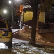 Någonting detonerade vid en port till ett flerfamiljshus