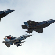 Vladimir Padrino Lopez och amerikanska F-35-flygplan.
