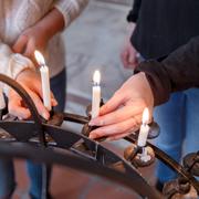 Flickor tänder ljus i en kyrka i Oslo. Arkivbild från ett annat tillfälle.