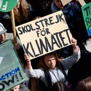 Greta Thunberg (i mitten) och ungdomar i Stockholm skolstrejkar som del av en global Fridays For Future-strejk för klimatet 2022.