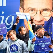 Moderater hejar på när Moderaternas partiledare Ulf Kristersson (M) ger sig ut på valturné med buss till Södertälje, Trosa och Nyköping.