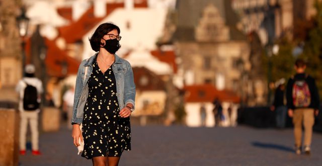 Kvinna med munskydd i Prag. Petr David Josek / TT NYHETSBYRÅN