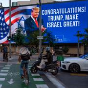 En reklamskylt i Tel Aviv som gratulerar Trump till vavlsegern.