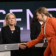 Magdalena Andersson (S) skakar hand med Ebba Busch (KD) under SVT Agendas partiledardebatt i oktober 2023.