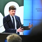 Centerpartiets ekonomisk-politiske talesperson Martin Ådahl (C), håller pressträff