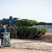  På bilden står Olaf Scholz framför en Leopard 2 i oktober.