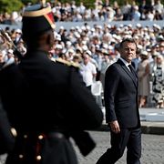 Emmanuel Macron vid tisdagens parad.