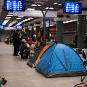 Personer tar skydd i Kyivs tunnelbana den 20 januari.