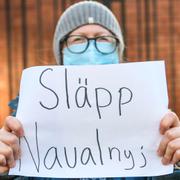 Protester mot att den ryska oppositionsledaren Aleksej Navalnyj fängslats, utanför Rysslands ambassad i Stockholm, 23 januari.