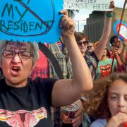 Människor protesterar mot Donald Trump i Los Angeles på lördagen