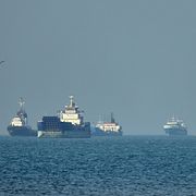 Flera frakt- och oljefartyg ligger vid ankar i Hormuzsundet.