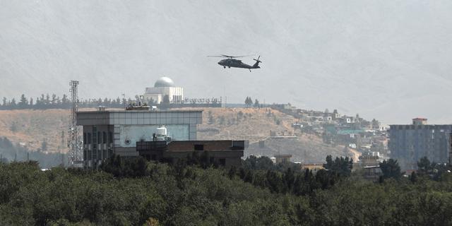 En helikopter över Kabul i samband med evakueringen av USA:s ambassad. Rahmat Gul / TT NYHETSBYRÅN