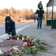Blommor och ljus på platsen.