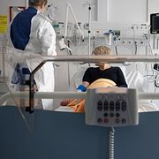 En sjuksköterska vid en sjuksäng på en canceravdelning på Karolinska universitetssjukhuset i Solna-
