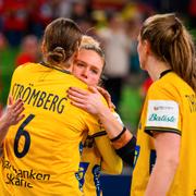 Carin Strömberg och Jenny Carlson efter matchen. 