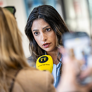 Liberalernas partiledare Simona Mohamsson/V-ledaren Nooshi Dadgostar.
