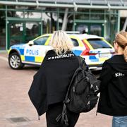 Krisgrupp anländer till skolan. 