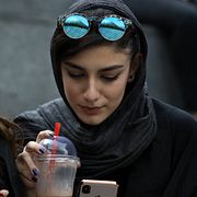 En kvinna med mobil i Teheran. Arkivbild från 2019.