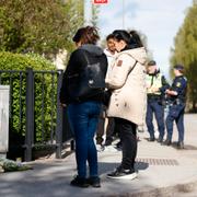 Människor lämnar blommor dagen efter att tre personer dödats i en skottlossning i en frisörsalong i närheten vid Vaksala torg.